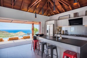 ثلاجة، ميكروويف، فرن، موقد طهي مسطح