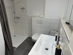 ヘアドライヤー、タオル、トイレットペーパー