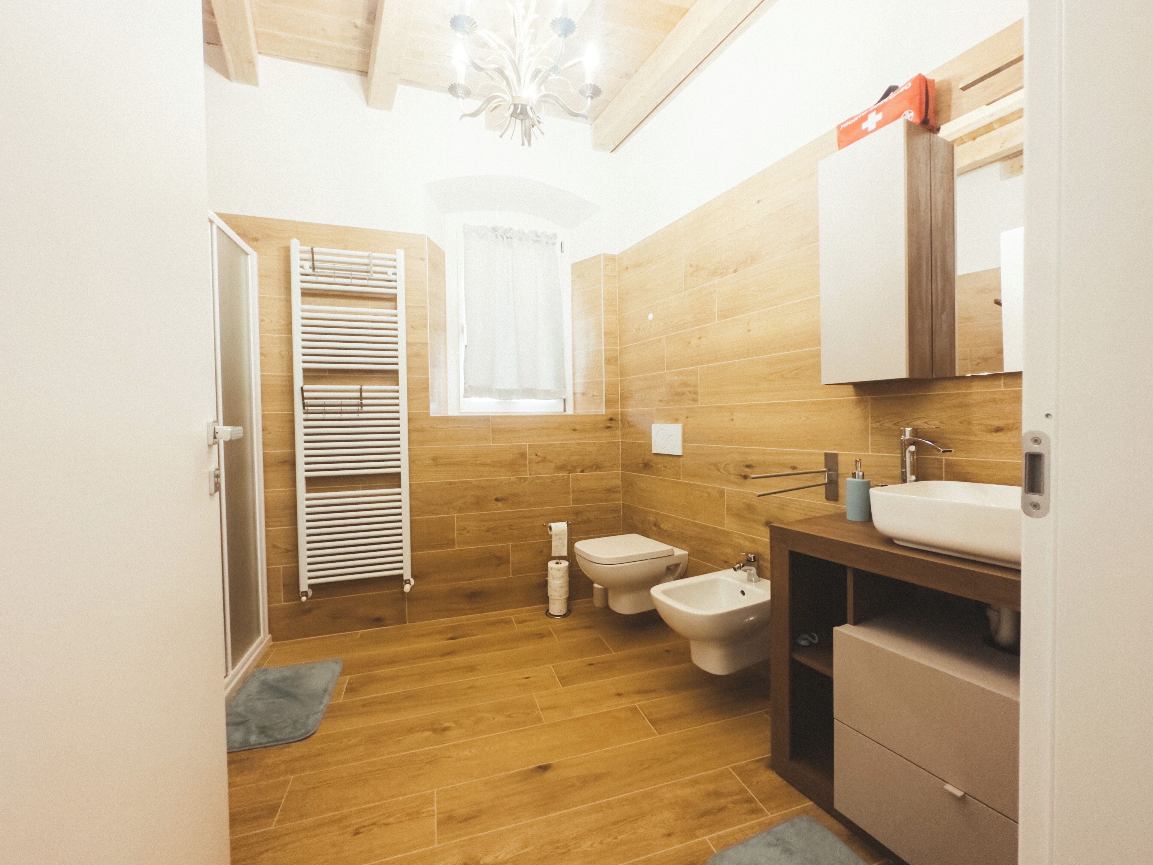 Dusche, Haartrockner, Bidet, Handtücher