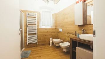 Dusche, Haartrockner, Bidet, Handtücher
