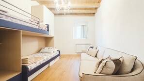 3 chambres, fer et planche à repasser, Wi-Fi, draps fournis