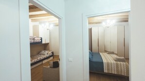 A bedroom with a bed, a chair, a wardrobe, and a mirror. - Casa da Victoria - Apartment 3 (Castrezzato)
