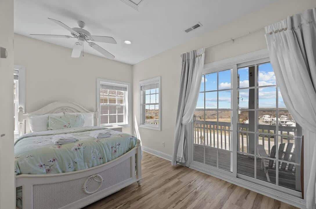 4 bedrooms, desk, iron/ironing board, WiFi