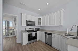 冷蔵庫、電子レンジ、オーブン、コンロ