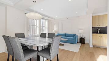 Kondominium, 1 kamar tidur, dapur, pemandangan taman | Makan di kamar