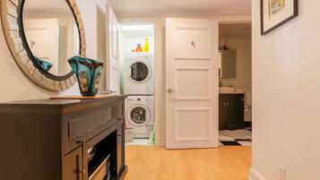 Kondominium, 1 kamar tidur, dapur, pemandangan taman | Kamar mandi | Shower, perlengkapan mandi gratis, pengering rambut, dan handuk