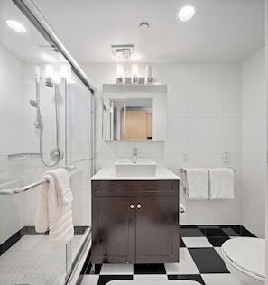 Bathroom - Essex House (New York)