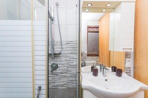 Dusche, Haartrockner, Handtücher