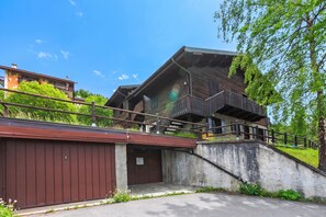 Een gebouw met twee verdiepingen, een houten gevel en een balkon.