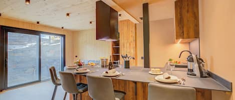 Family Apartment, Multiple Bedrooms (Leba 1) | Dining room