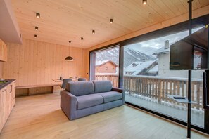 Appartement familial, plusieurs chambres (Leba 4) | Aire de séjour | Téléviseur à écran plat de 21 po avec télévision par satellite