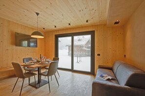 Familieleilighet, flere soverom (Leba 2) | Oppholdsområde | En 21-tommers Flatskjerm-TV med Parabol-TV