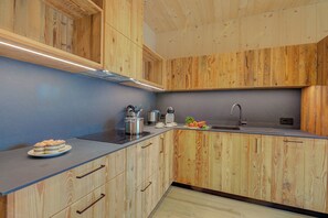 Réfrigérateur, micro-ondes, plaque de cuisson, lave-vaisselle