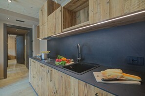 Frigorifero, microonde, piano cottura, lavastoviglie