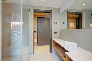 Douche, bidet, serviettes fournies, savon