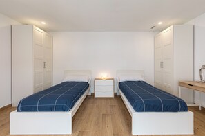 Tweepersoonskamer, 2 eenpersoonsbedden | Een bureau, gratis wifi, rolstoeltoegang