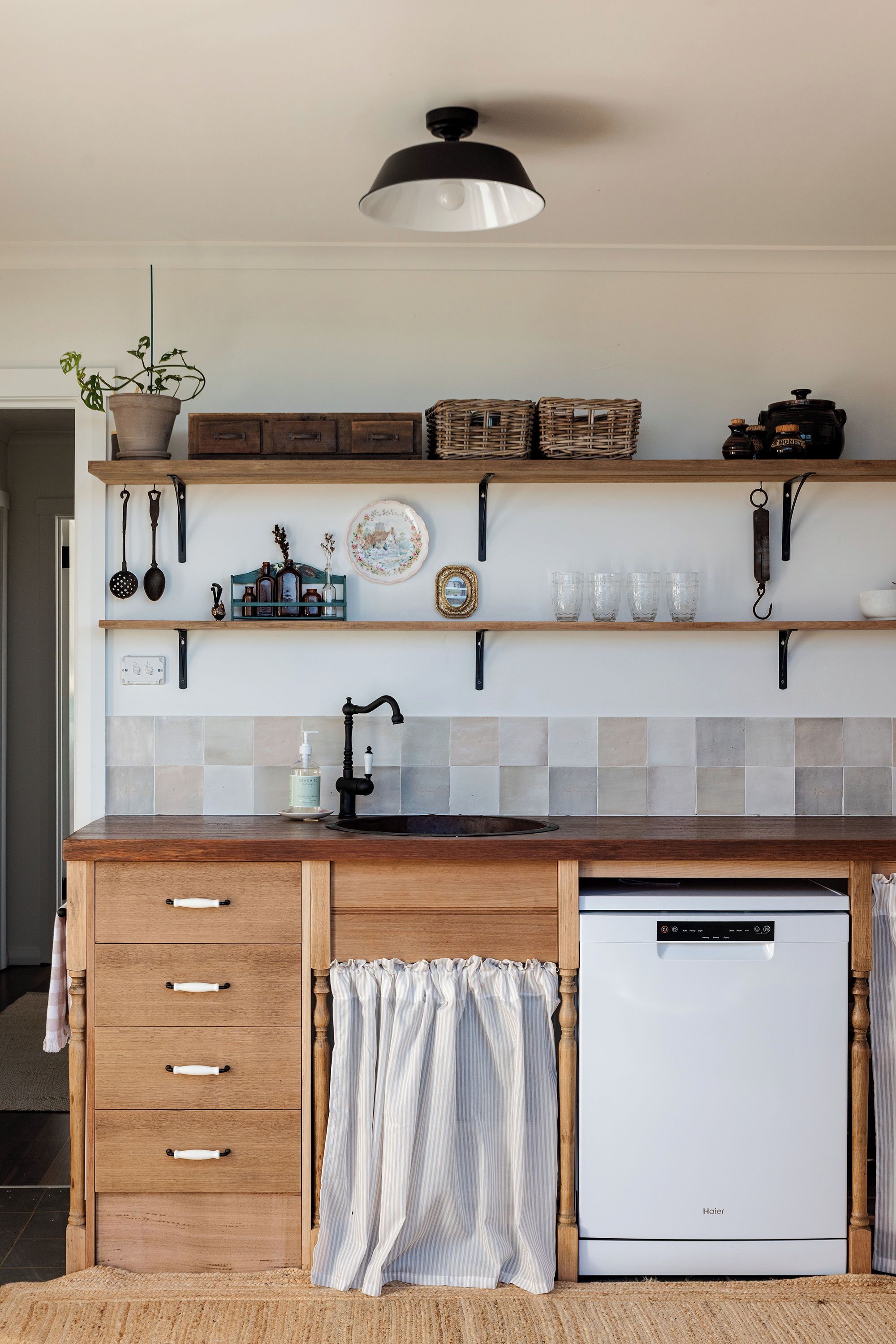 コンフォート アパートメント バルコニー バレービュー | 専用キッチン | 大型冷蔵庫、コンロ、食器洗い機、調理器具と食器