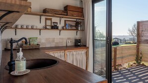 コンフォート アパートメント バルコニー バレービュー | 専用キッチン | 大型冷蔵庫、コンロ、食器洗い機 、調理器具と食器