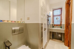 Shower, bidet, towels - GuestHost - M1 Dante Elegant Apartment Torino (Turin)