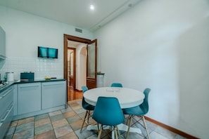 Dining - GuestHost - M1 Dante Elegant Apartment Torino (Turin)