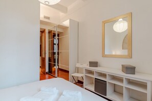 2 Schlafzimmer, Bügeleisen/Bügelbrett