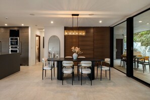 Luksus-hus - flere senge - adgang til pool - bjergudsigt (Valea Estate) | Spiseområde