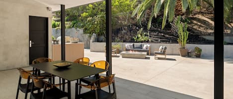 ラグジュアリー ハウス ベッド (複数台) プールアクセス マウンテンビュー (Valea Estate) | 屋外ダイニングエリア
