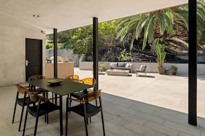 Casa superluxo, várias camas, acesso à piscina, vista para a montanha (Valea Estate) | Opções para refeição ao ar livre