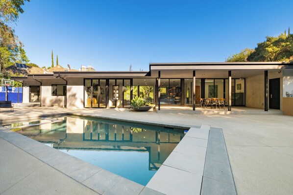 Outdoor pool, sun loungers - Valea Estate - Secluded Beverly Hills Retreat 1-acre Oasis (Beverly Hills)