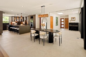 Luksushus, flere senger, adgang til basseng, fjellutsikt (Valea Estate) | Spiseområde