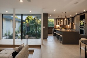 Luxury House, Multiple Beds, Pool Access, Mountain View (Valea Estate) | Interior