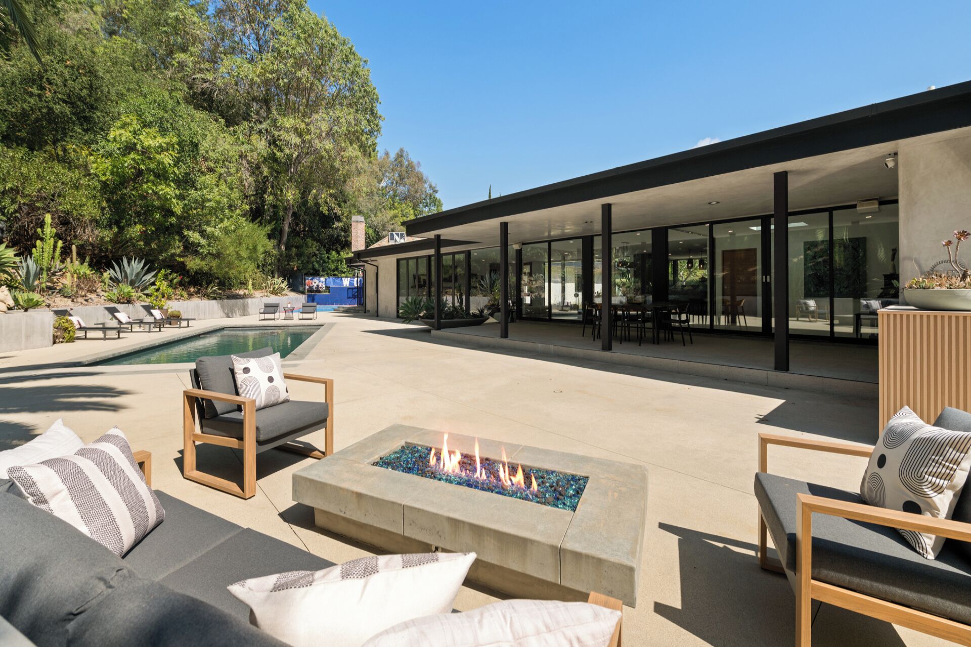 Luxury House, Multiple Beds, Pool Access, Mountain View (Valea Estate) | Outdoor dining