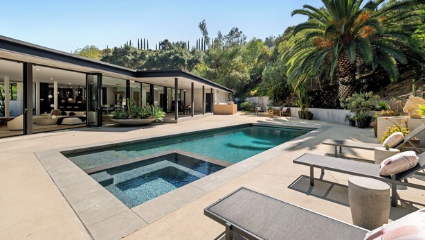 A modern house with a swimming pool, outdoor seating, and lush greenery. - Valea Estate - Secluded Beverly Hills Retreat 1-acre Oasis (Beverly Hills)