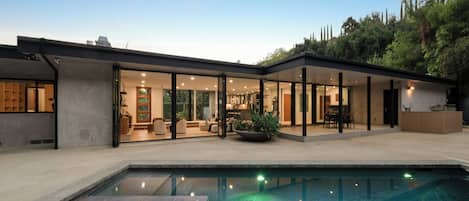 Una piscina al aire libre, tumbonas