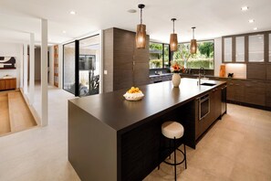 Luxury House, Multiple Beds, Pool Access, Mountain View (Valea Estate) | Interior