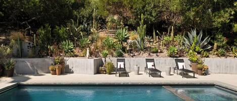 Kolam renang terbuka, kerusi lepak pantai