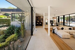 Luksustalo, useita sänkyjä, pääsy uima-altaalle, vuoristonäköala (Valea Estate) | Sisätilat