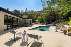 Outdoor pool, sun loungers - Valea Estate - Secluded Beverly Hills Retreat 1-acre Oasis (Beverly Hills)