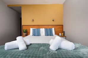 Chambre Double, 1 très grand lit, salle de bains privée, rez-de-chaussée | Bureau, espace de travail pour ordinateur portable, Wi-Fi gratuit