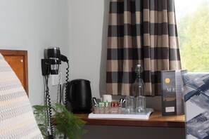 Kamar Quadruple Keluarga, kamar mandi pribadi, lantai dasar | Meja kerja, ruang kerja ramah laptop, dan Wi-Fi gratis