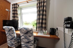 Escritorio, espacio para trabajar con laptop y wifi gratis 