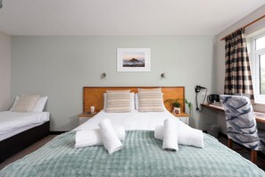 Escritorio, espacio para trabajar con laptop y wifi gratis 