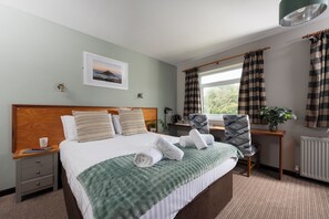 Chambre quadruple familiale, salle de bain privée, rez-de-chaussée | Bureau, espace de travail pour ordinateurs portables