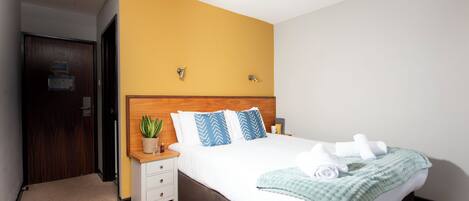 Habitación doble, 1 cama King size, baño privado, planta baja | Escritorio, espacio para trabajar con laptop y wifi gratis