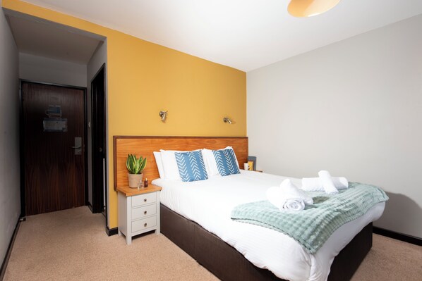 Escritorio, espacio para trabajar con laptop y wifi gratis 