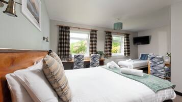 Habitación cuádruple familiar, baño privado, planta baja | Escritorio, espacio para trabajar con laptop y wifi gratis