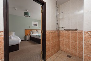 Chambre quadruple familiale, salle de bain privée, rez-de-chaussée | Salle de bain | Douche, séchoir à cheveux, serviettes fournies, savon