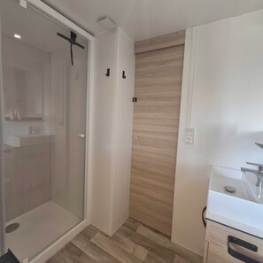 Shower, toilet paper - Le Coco Lodge Mobile home 150m from the beach 5-star campsite Water Park (Torreilles)