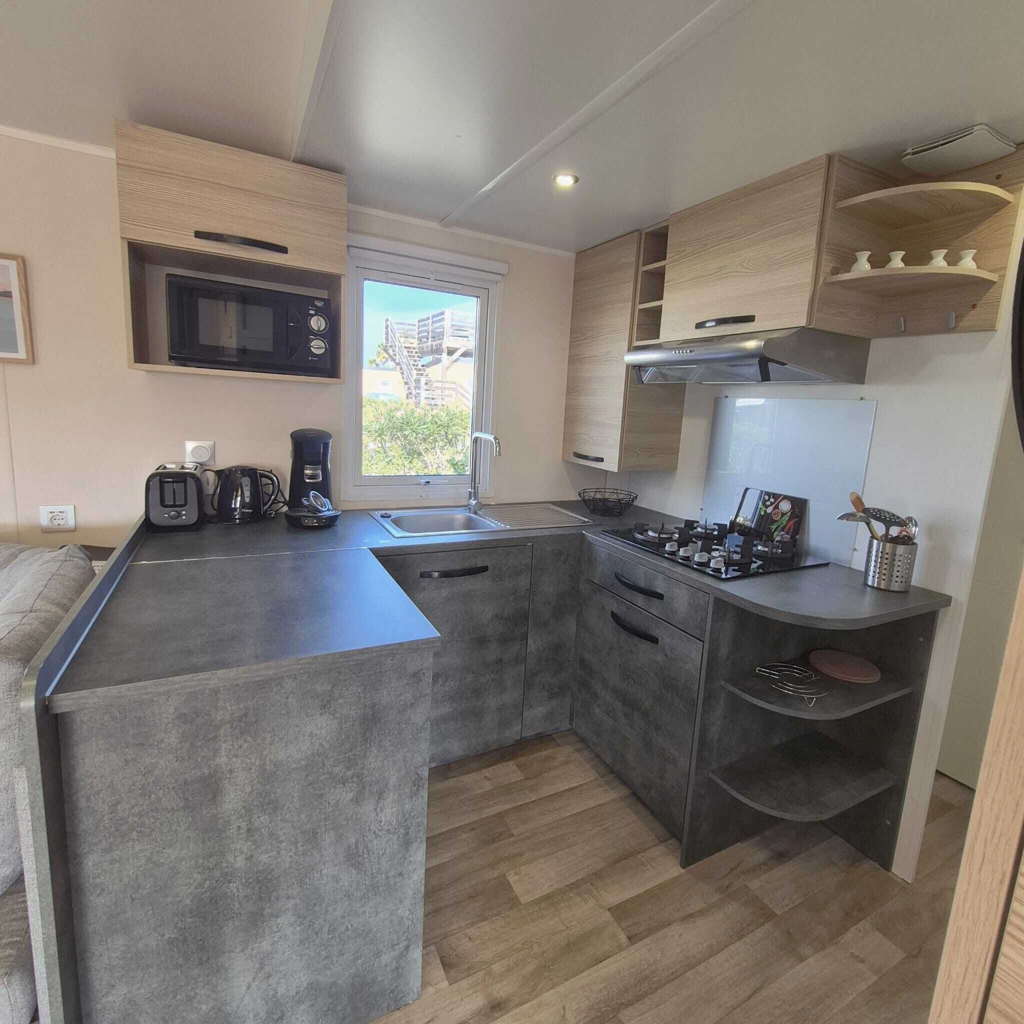 Réfrigérateur, micro-ondes, plaque de cuisson, lave-vaisselle