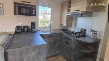 Geladeira, micro-ondas, cooktop, lava-louças